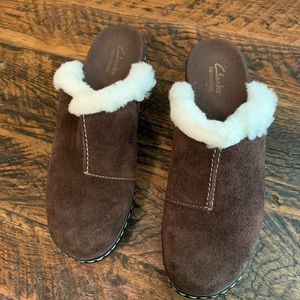 Clarks clog slippers with fur detail